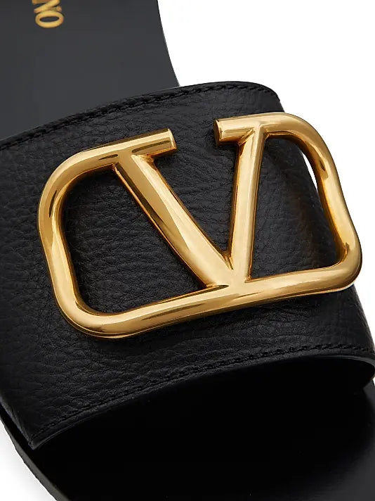VLogo Signature Slide Sandals in Grainy Cowhide